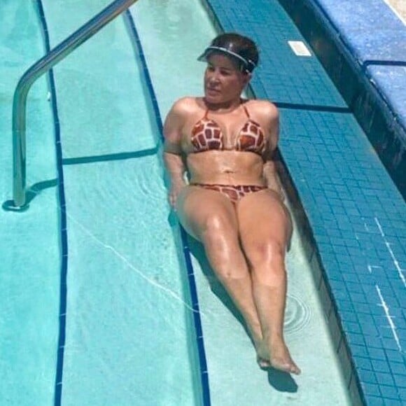 Veja foto de Zilu Godoi na piscina de biquíni!