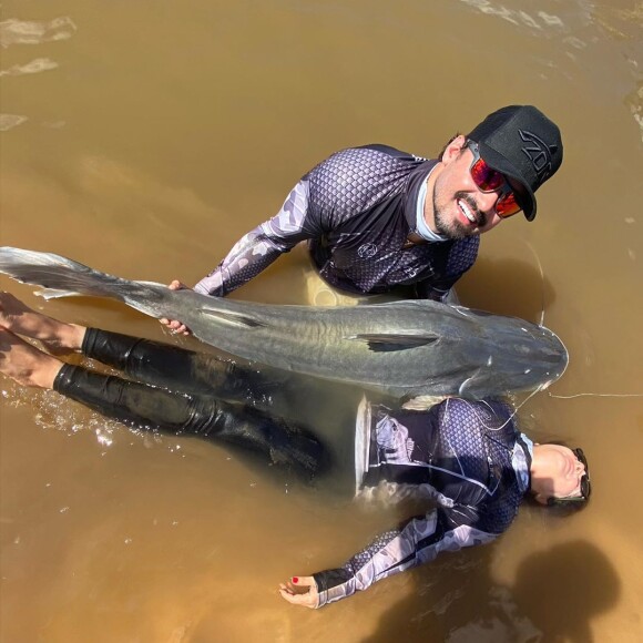 Fernando Zor conseguiu pescar um peixe que era quase do tamanho da namorada, Maiara