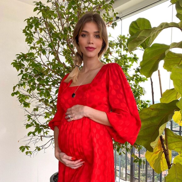 Grávida, Carol Dias clareou o cabelo e mostrou o novo visual na web