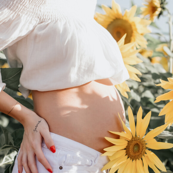 A modelo Carol Dias estrelou um ensaio com flores na gravidez