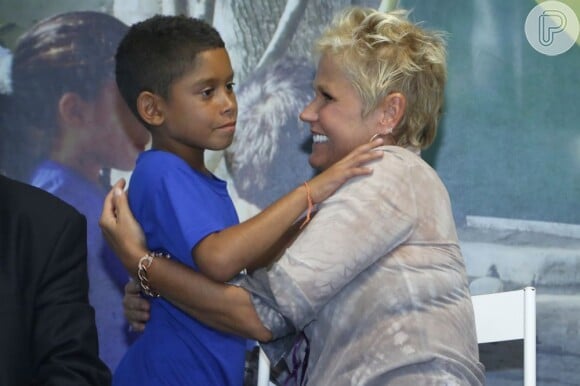 Xuxa abraça aluno de sua fundação
