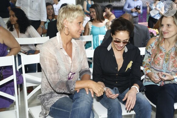 Xuxa conversa com Christiane Torloni, que é madrinha de uma das crianças de sua fundação