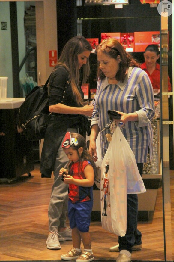 Maria Flor, filha de Deborah Secco e Hugo Moura, passeou por shopping vestida de Homem-Aranha
