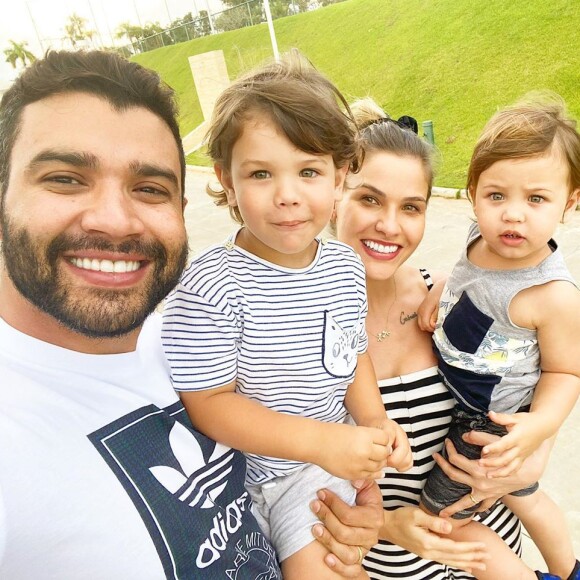 Andressa Suita mostrou uma foto do casal e brincou: 'Os pais de Samuel e Gabriel'