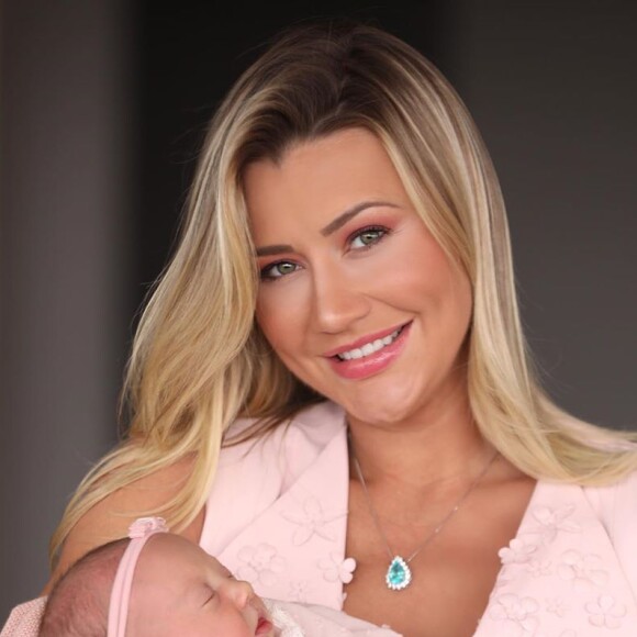 Ana Paula Siebert divide com os seguidores cada momento da filha, Vicky