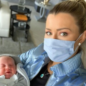 Ana Paula Siebert se cercou de proteção ao levar a filha, Vicky, para primeira consulta médica