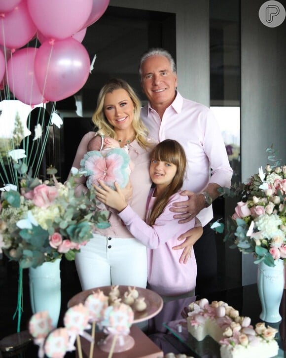 Ana Paula Siebert e o marido, Roberto Justus, receberam Rafaella Justus, filha do empresário ao comemorarem o 1º mês de Vicky
