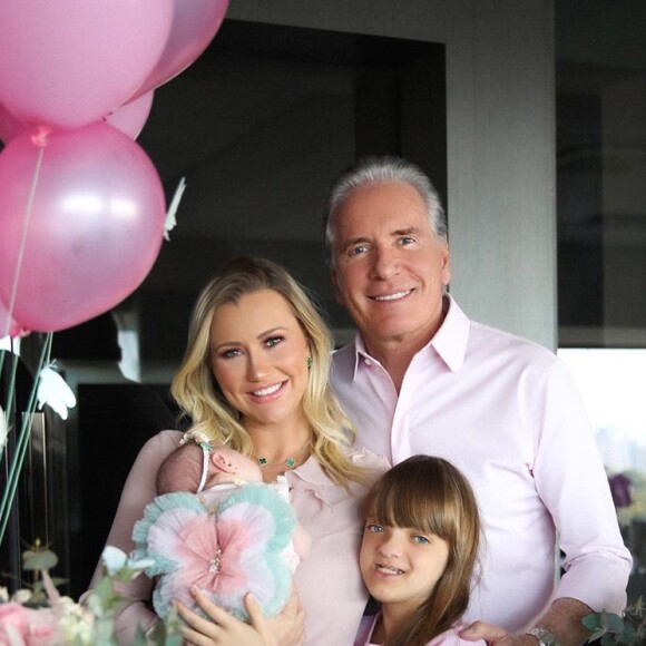 Ana Paula Siebert e o marido, Roberto Justus, receberam Rafaella Justus, filha do empresário ao comemorarem o 1º mês de Vicky
