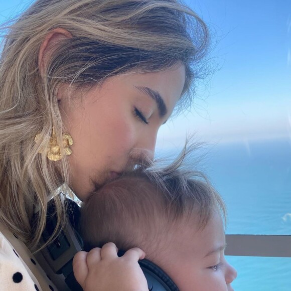Gabi Brandt posta foto andando de helicóptero no aniversário de 1 ano do filho