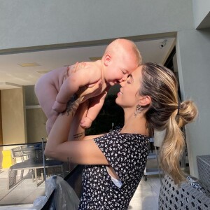 'Prometo que estarei ao seu lado pra sempre e pra tudo, assim como você esteve do meu lado sempre', completou Gabi Brandt