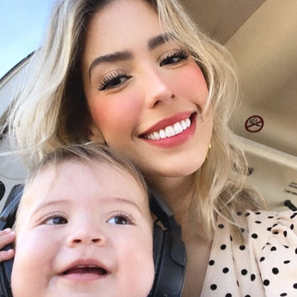 Gabi Brandt aposta em docinhos e bolo de dois andares da Maria Art Cake em aniversário de 1 ano do filho