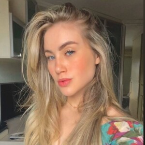 Gleici posou com a tia, Grazi Massafera, e chamou atenção de amigos famosos da atriz