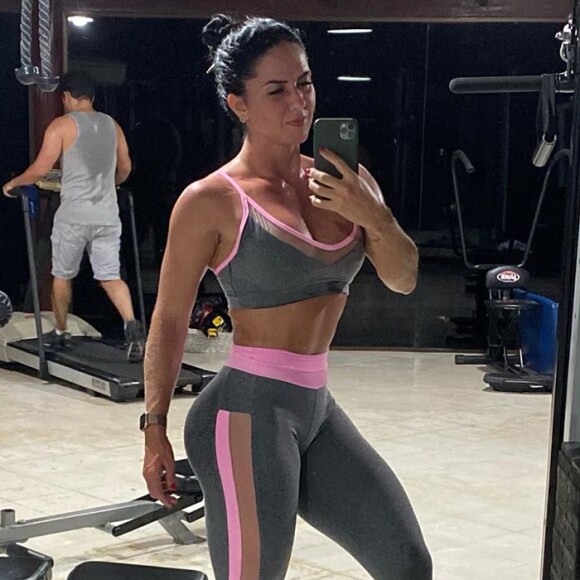 Graciele Lacerda mantém corpo em forma com exercícios