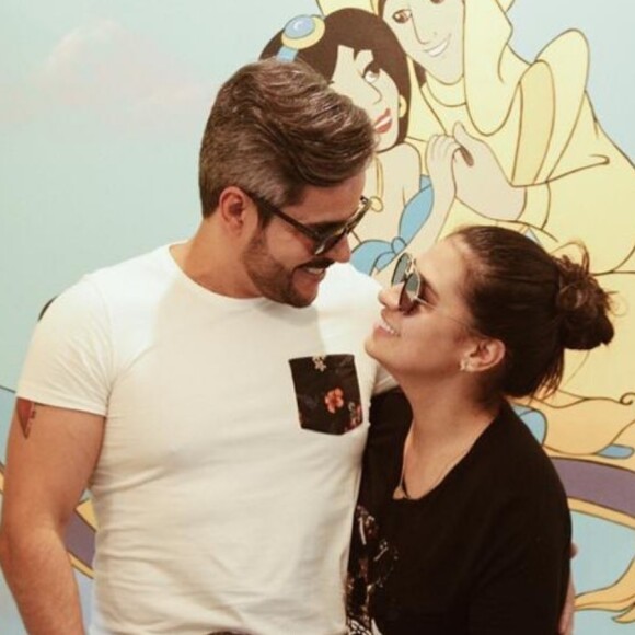 Simone, dupla de Simaria, mostra dedo sem aliança