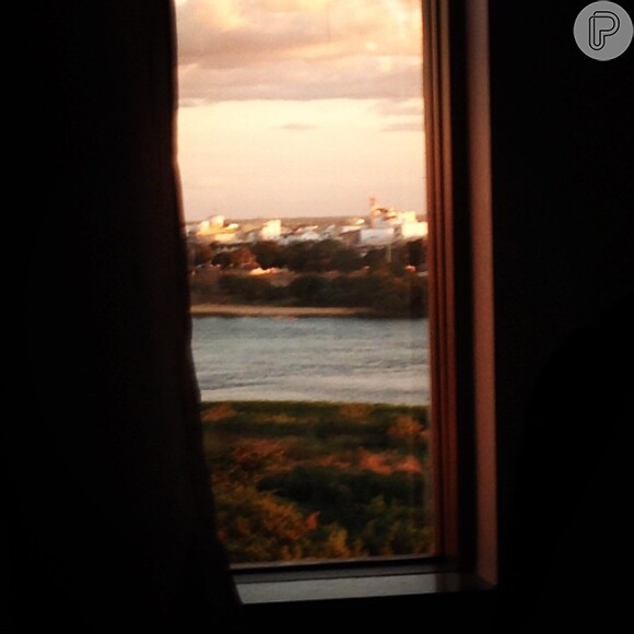 Na quinta-feira, 30 de outubro de 2014, Cauã postou uma foto de uma janela mostrando uma paisagem do Rio de Janeiro, onde pretende comprar um imóvel para morar com Grazi