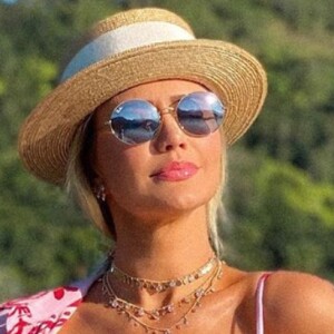 Mulher de Roberto Justus, Ana Paula Siebert deixa corpo à mostra em foto de biquíni