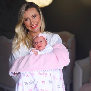 Ana Paula Siebert relata cansaço na maternidade