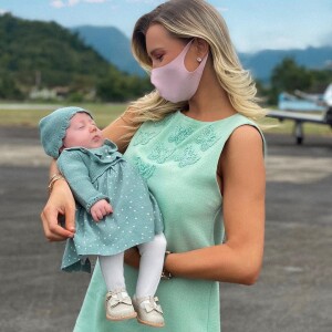 Ana Paula Siebert mostra aerolook da filha para primeira viagem