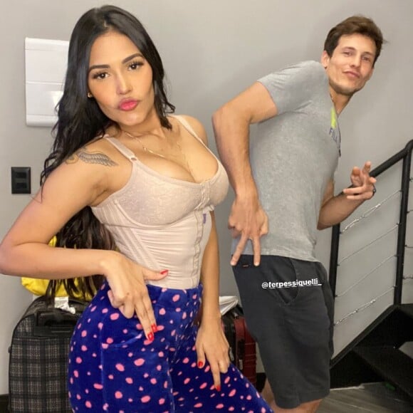 Cantora Flay mostra barriga chapada em foto