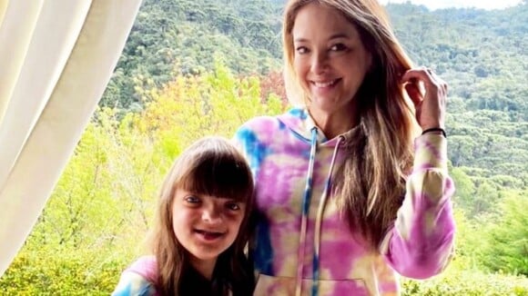Ticiane Pinheiro e filha Rafaella Justus usam moletom tie dye. Detalhes do look!