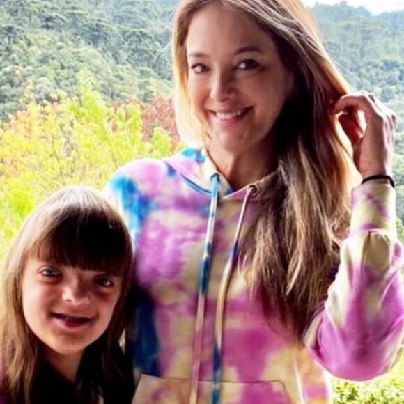 Ticiane Pinheiro combina look tie dye com filha mais velha, Rafaella Justus