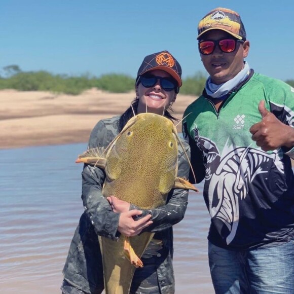 Maraisa abraça peixe e faz foto com amigo