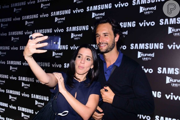 Rodrigo Santoro foi tietado por fãs, que pediram o famoso selfie