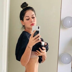 Mayra Cardi posa sem calcinha e corpo chama atenção na web
