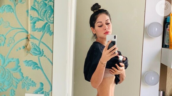 Mayra Cardi posa sem calcinha e corpo chama atenção na web