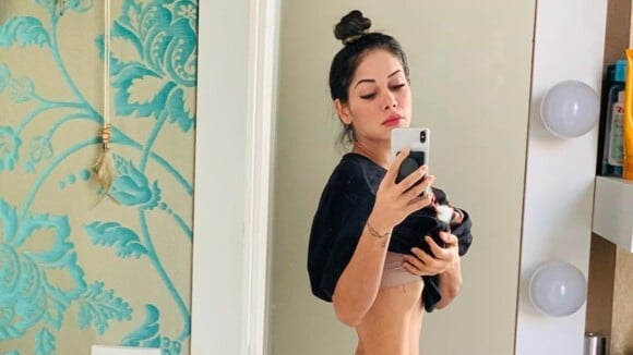 Mayra Cardi exibe corpo em foto sem calcinha e comenta nudez em casa. Veja!