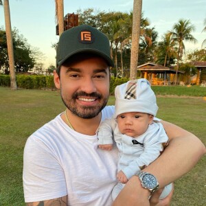 Fernando Zor posou com Theo, filho de Sorocaba e Biah Rodrigues, no colo