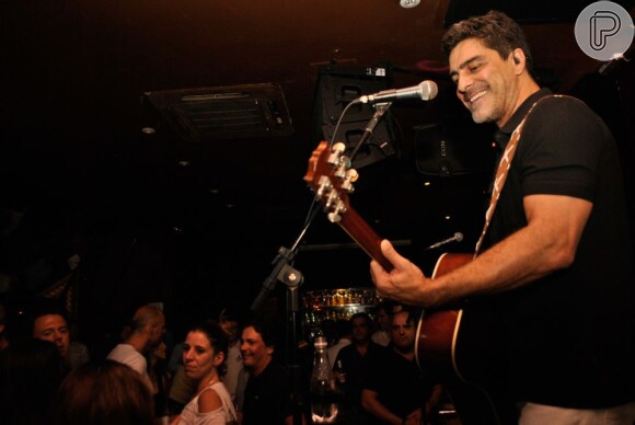 Junno Andrade canta na boate Piove, em São Paulo, em 28 de fevereiro de 2013