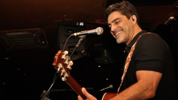 Junno Andrade, namorado de Xuxa, canta e empolga o público em boate de São Paulo