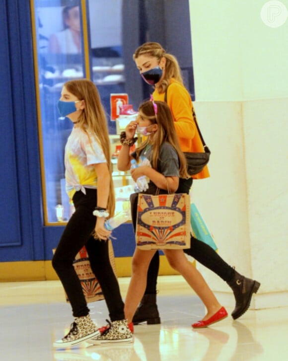 Grazi Massafera e a filha, Sofia, foram fotografadas durante passeio em shopping