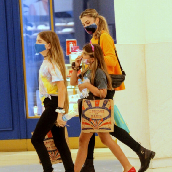 Grazi Massafera e a filha, Sofia, foram fotografadas durante passeio em shopping