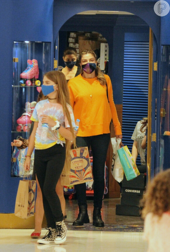 Grazi Massafera foi às compras acompanhada pela filha e amiga da menina