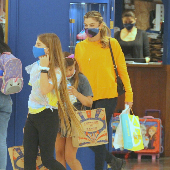 Filha de Grazi Massafera, Sofia usava uma tiara de gatinho