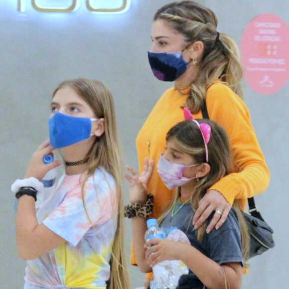 Grazi Massafera vai às compras com a filha, Sofia, em shopping. Fotos!