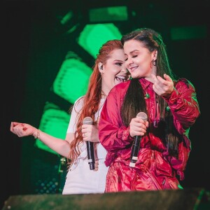 Maiara saiu correndo pela casa depois de sujar a irmã, Maraisa, com ovo