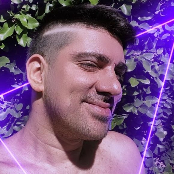 Marcelo Adnet está passando a quarentena com Patricia Cardoso em sua casa, no Rio de Janeiro