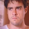 Arrasado, Enrico (Joaquim Lopes) vai chorar as mágoas no boteco de Manoel (Jacskon Antunes), em 'Império'