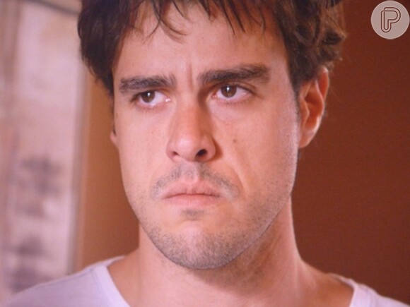 Arrasado, Enrico (Joaquim Lopes) vai chorar as mágoas no boteco de Manoel (Jacskon Antunes), em 'Império'
