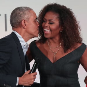 Michelle Obama entrevistou o marido, Barack Obama, para o primeiro episódio de seu podcast