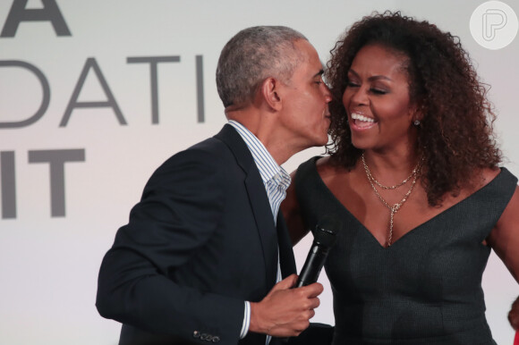 Michelle Obama entrevistou o marido, Barack Obama, para o primeiro episódio de seu podcast
