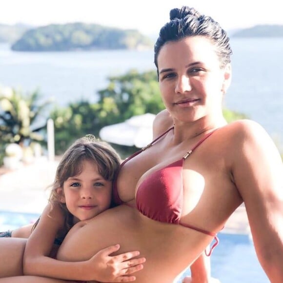 Kyra Gracie deixa barriga de gravidez à mostra em foto de biquíni