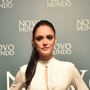 Isabelle Drummond foi fotografada enquanto conversava com Enzo Celulari