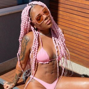 Ludmilla exibe resultado de lipoaspiração com foto no Instagram