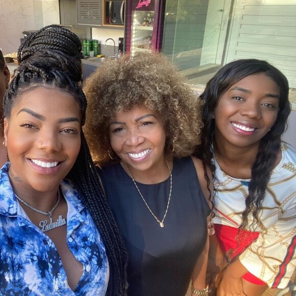 Ludmilla ganha elogio da irmã, Luana Sales, em foto exibindo lipo: 'Barbie'