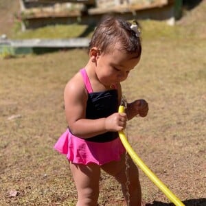 Ticiane Pinheiro fotografa a filha Manuella interagindo com natureza