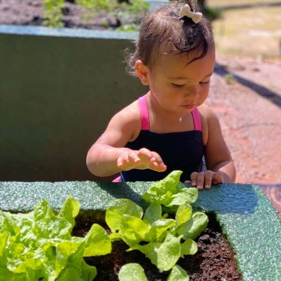 Ticiane Pinheiro se derreteu ao ver a filha Manuella brincando com horta